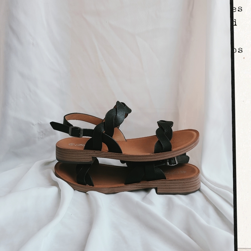 🚨FEW PAIRS LEFT// Black Sandal - Picture 5 of 5